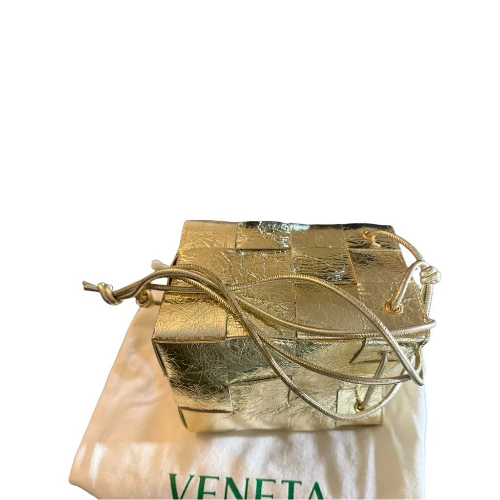 NWT Bottega Veneta Leather Small Cassette Crossbody Bucket Bag In Supermoon/Gold - Image 5
