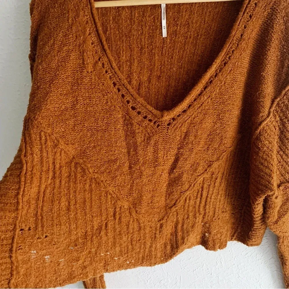 Free People Seashell Myrrh Knit Distressed Cropped Sweater Sz Medium - Image 3
