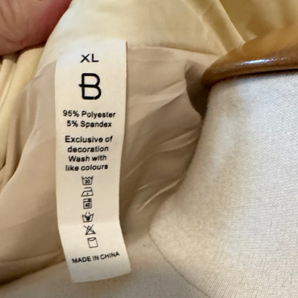 Cream Puffer Vest Size XL - Image 2