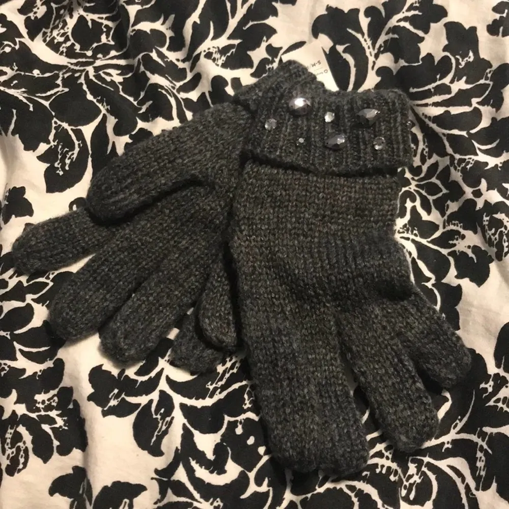Old Navy NWT  studded gloves gray S/M - Image 2
