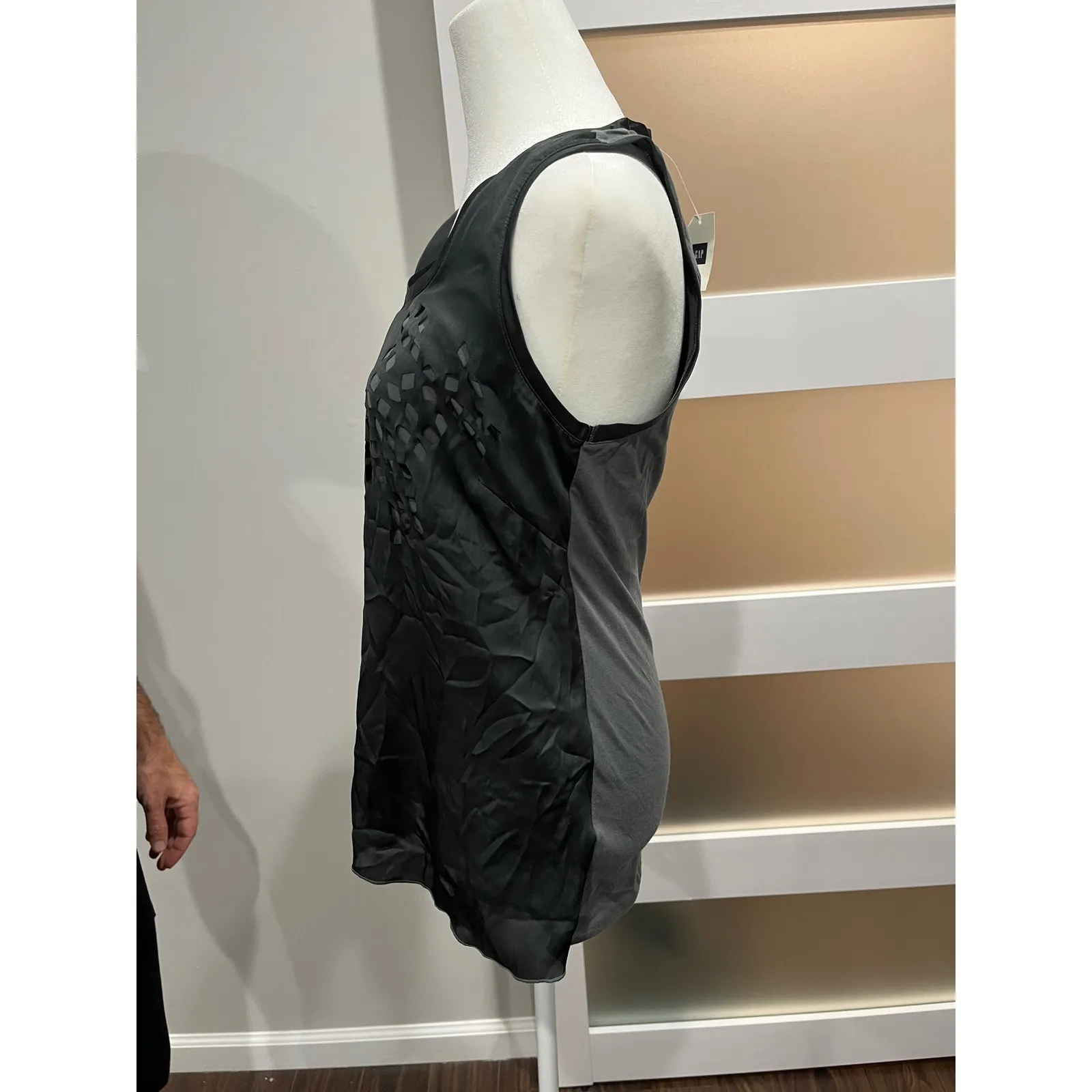 Gap Women Black Racerback Tank Top Cutout Detail Athletic Casual Size XS new - Image 4