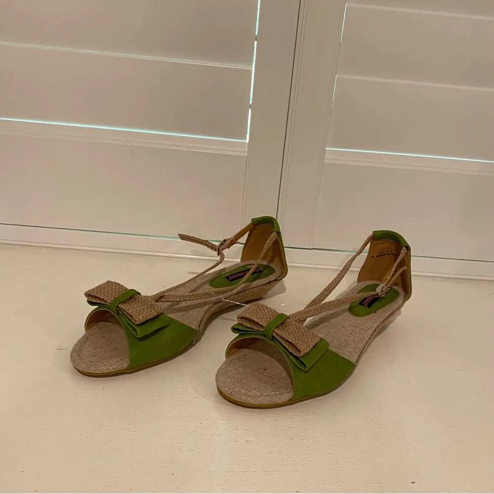 Dollhouse Women’s Green and Tan Sandals with Elegant Straps Size 7.5 - Image 2