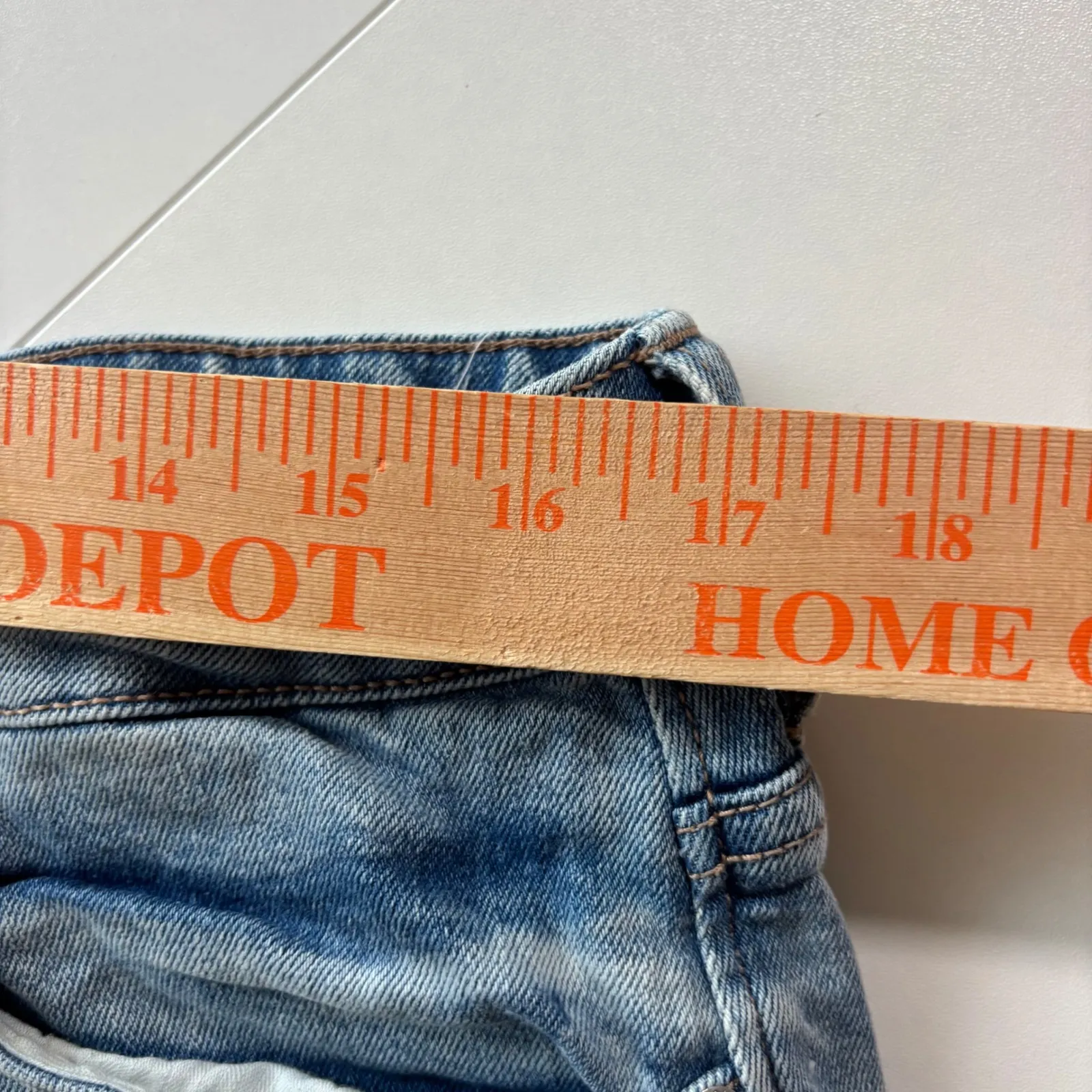 Dear John Ivy‎ Denim Shorts Women's Size 31 Light Wash Distressed Frayed Hem - Image 4