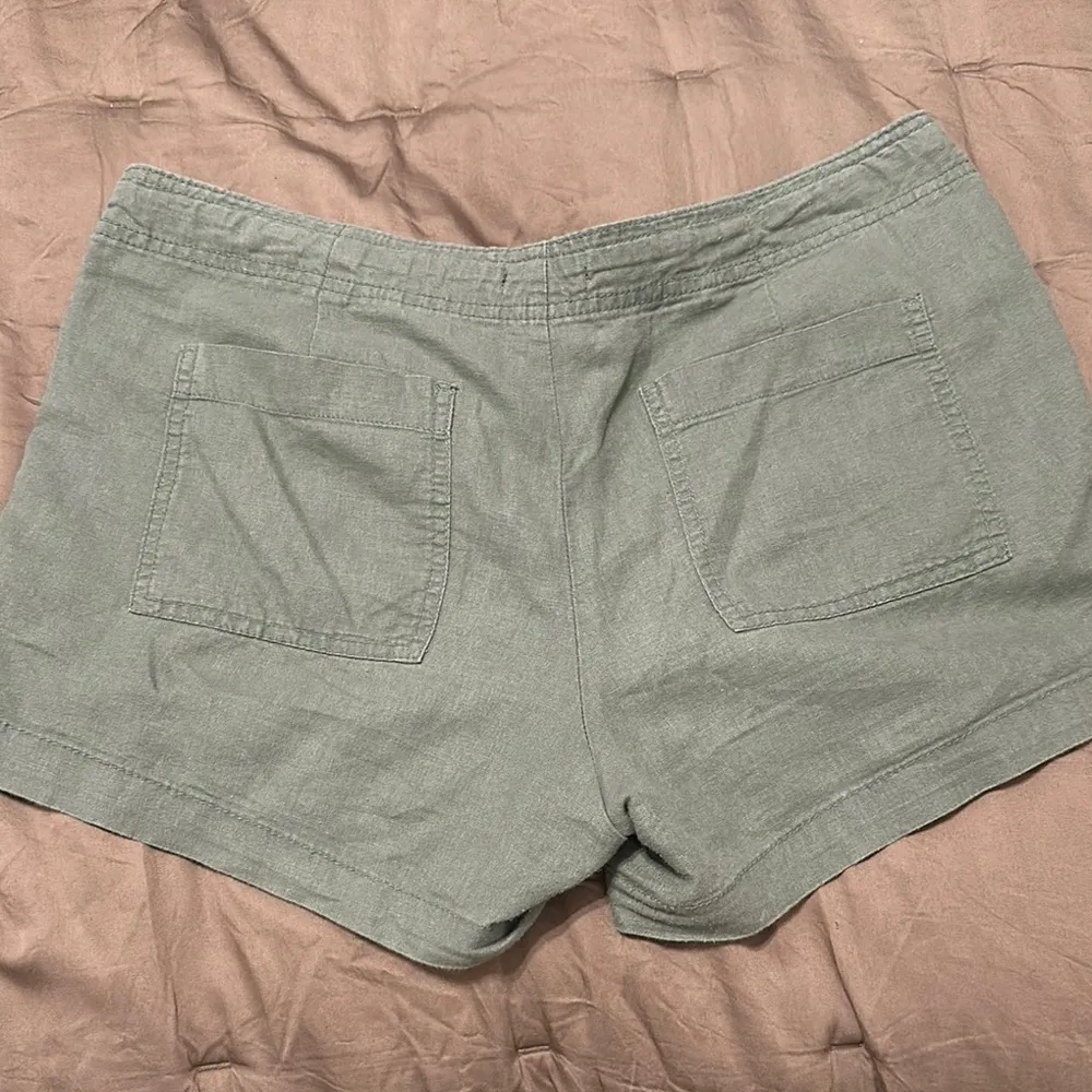 GAP Women's Sage Green Cargo Shorts - Image 2