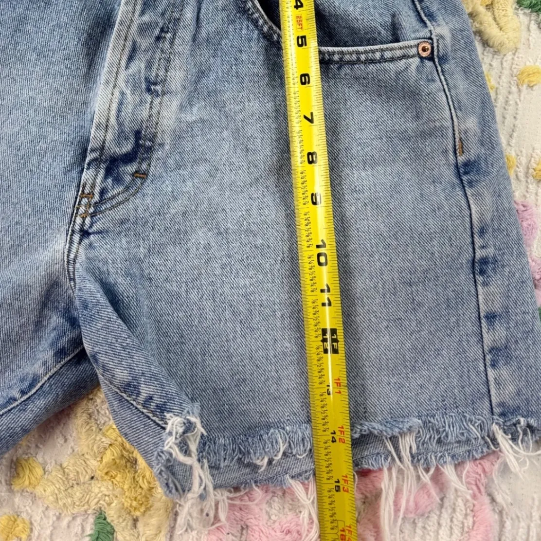 Calvin Klein Women's Jeans Shorts Light Wash Distressed Cutoff Size 7 - Image 3