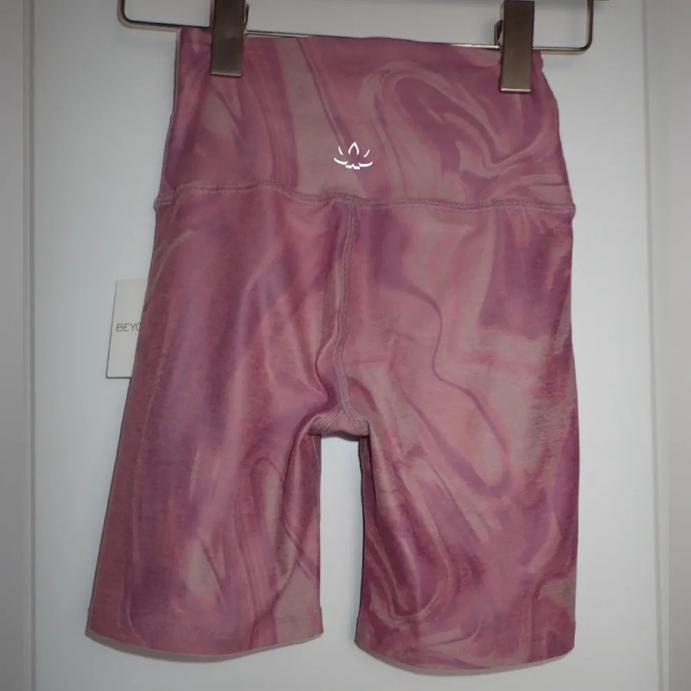 ✨Brand New✨ Beyond Yoga Women's Soft Mark Shorts Size S Purple Swirl High Waist - Image 6