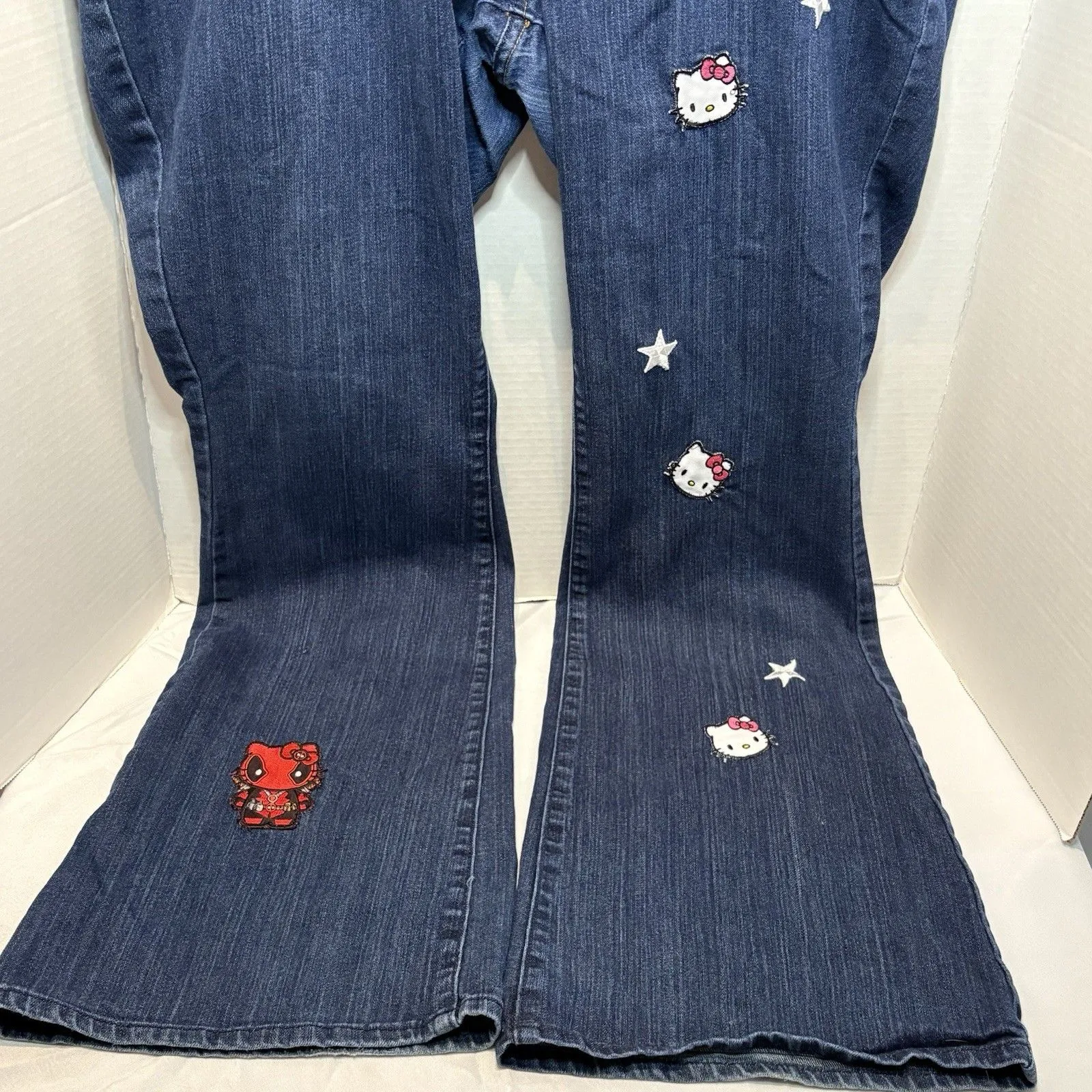 Old Navy Women’s Hello Kitty Flare Jeans Size 18 - Image 9