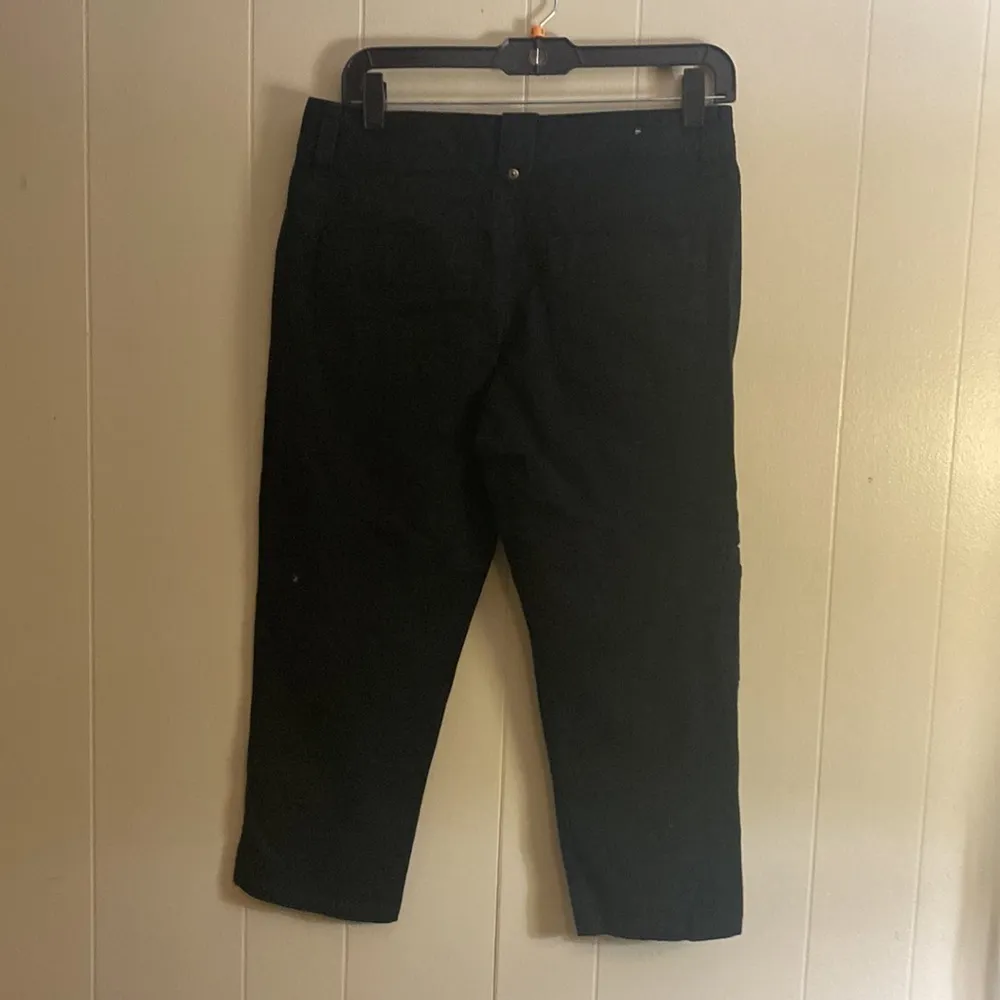 DKNY Size 4 Black Capris. - Image 3