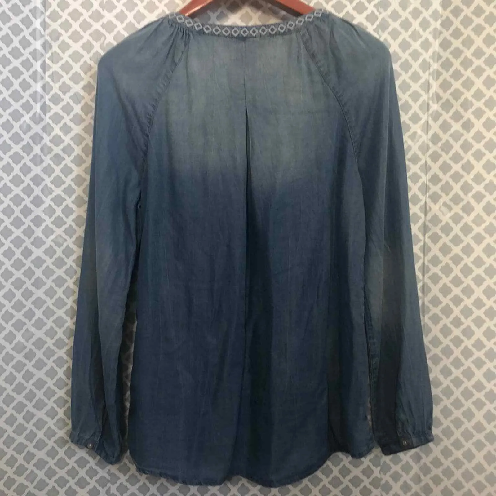 America Carmella‎ arctic blue wash denim Chambray Top Women’s Size S NWT - Image 6