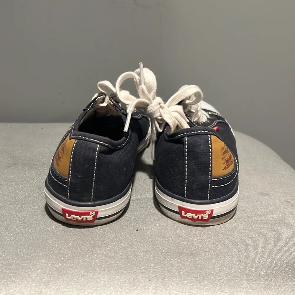 Levi’s sneakers .‎ Size 6 - Image 2