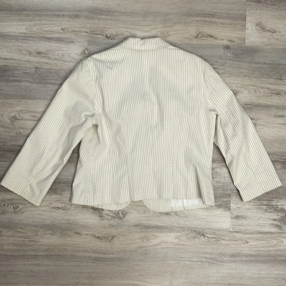 Tan & White Seersucker Stripe 3/4 Sleeve 2 Button Blazer Size 12 - Image 11