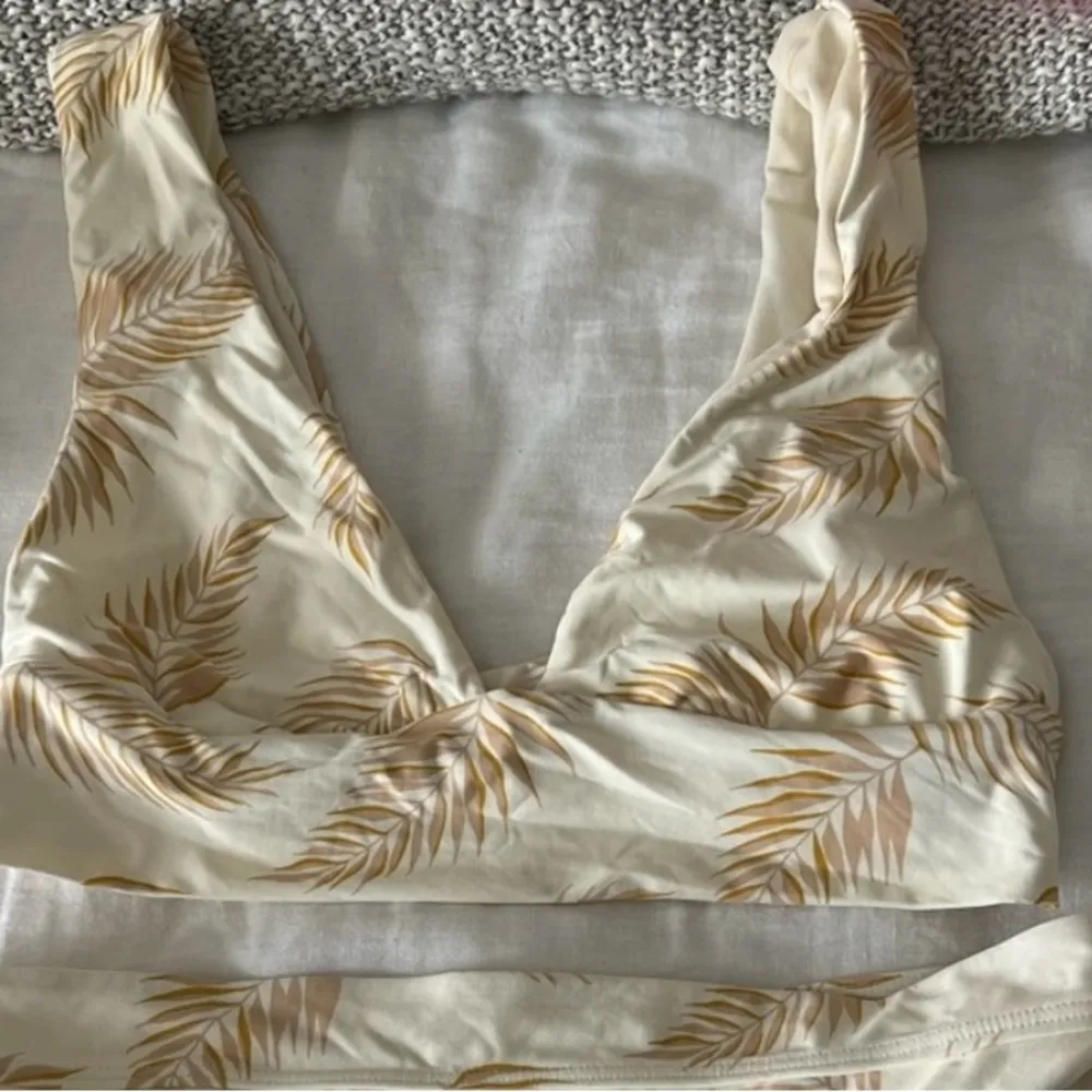 Billabong Dos Palmas Cream Palm Leaves Bikini plunge top NWOT - Image 2