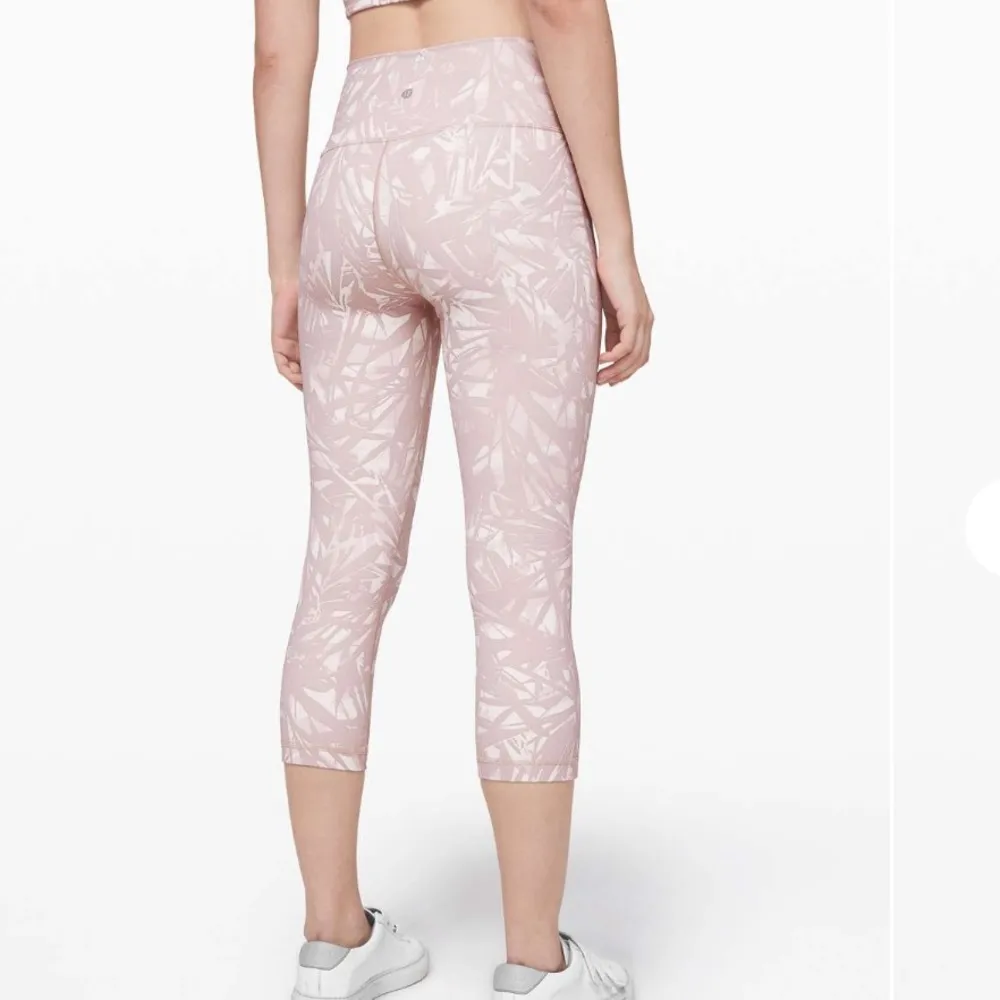 Lululemon Wunder Under Crop Luxtreme 21” in Shadow Leaf Ivory Muse Size 2 - Image 6