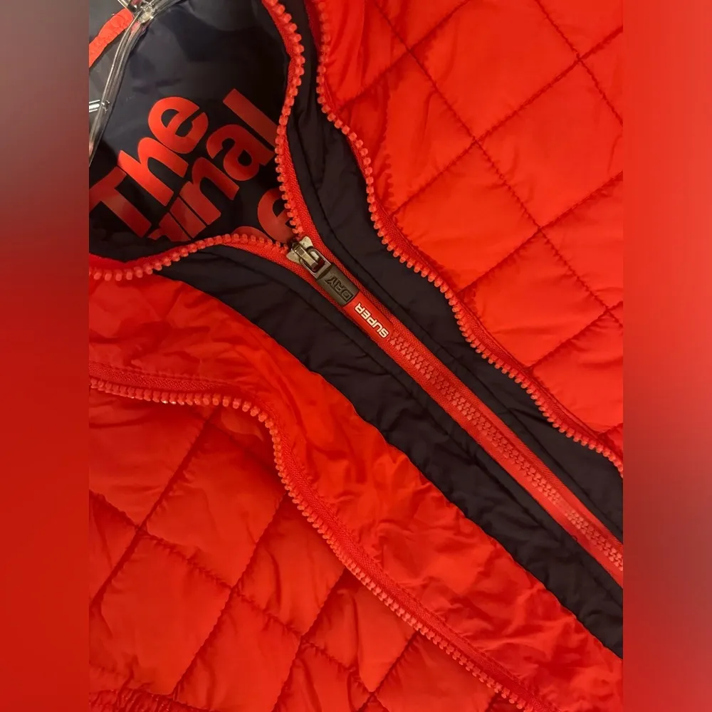 Superdry Hooded Box Quilt Fuji Puffer Jacket in Bright Red Slim Fit Size M - Image 4