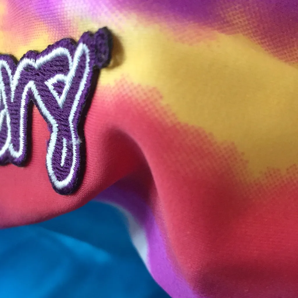 NEW HOOTERS TYE DYE STRING BIKINI SM LOGO LIFTING - Image 5