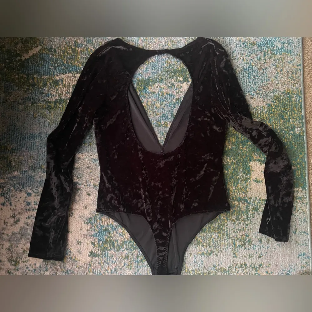 Victoria’s Secret velour long sleeve plunge open back thong bodysuit, size M/L - Image 7