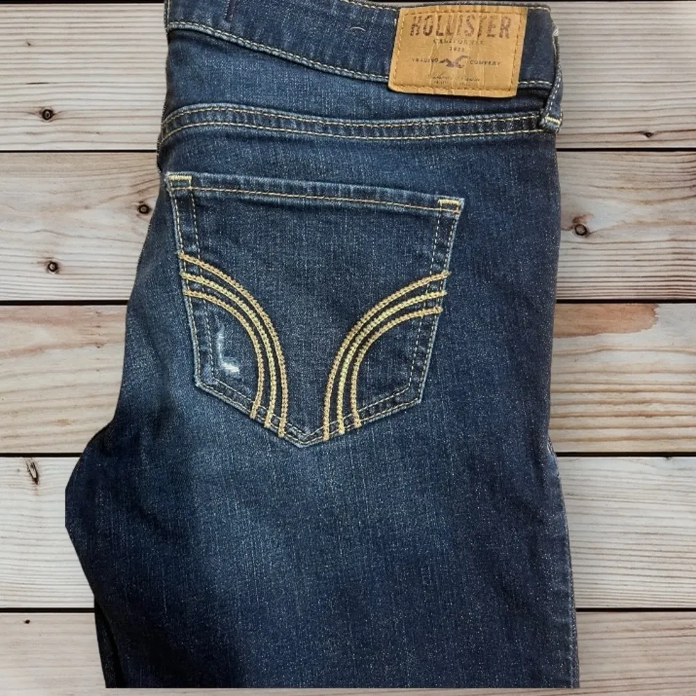 Hollister distressed jeans size 5. - Image 4