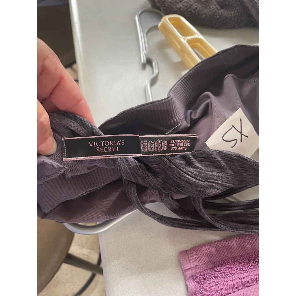 Women's Victoria's Secret Gray Activewear Set Size XS Top Size 8 Leggings - Image 4