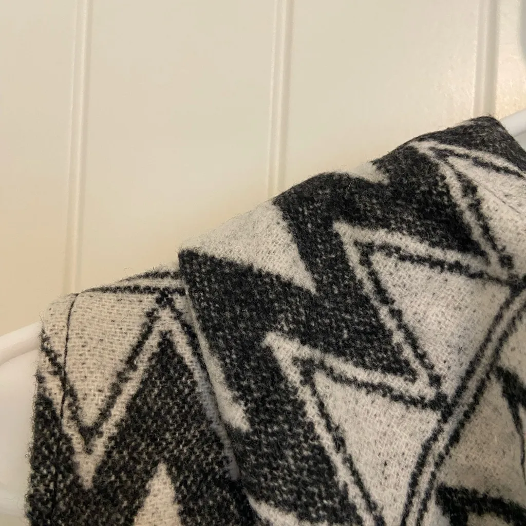 NEW‎ Jolt women’s black white geometric hooded drapey thick tassel vest large - Image 9