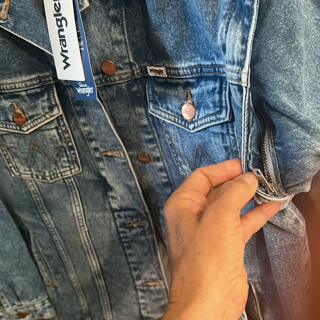 Wrangler Zip off sleeves Denim Jacket.  NWT - Image 10