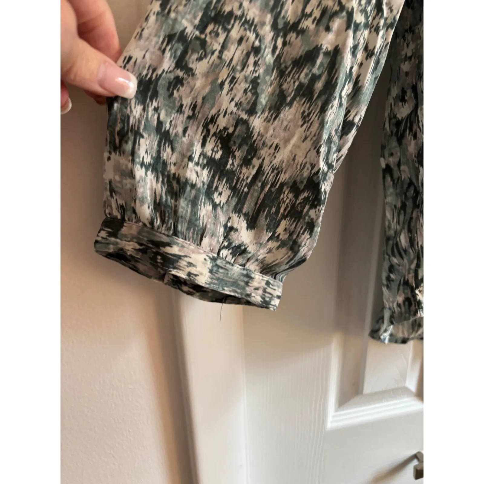 Liverpool Los Angeles V-Neck Tunic Blouse – Size Medium – Shades of Gree - Image 5