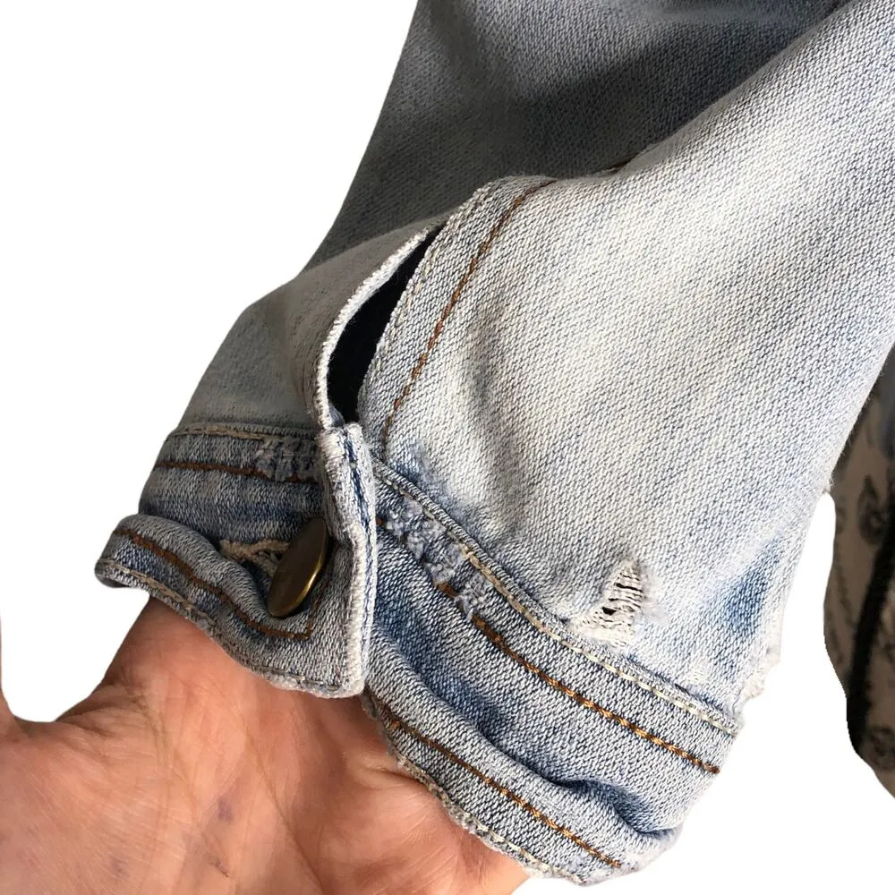 Forever 21 MEDIUM Slight Distress Light Wash Four Pocket Button Up Jean Jacket - Image 9