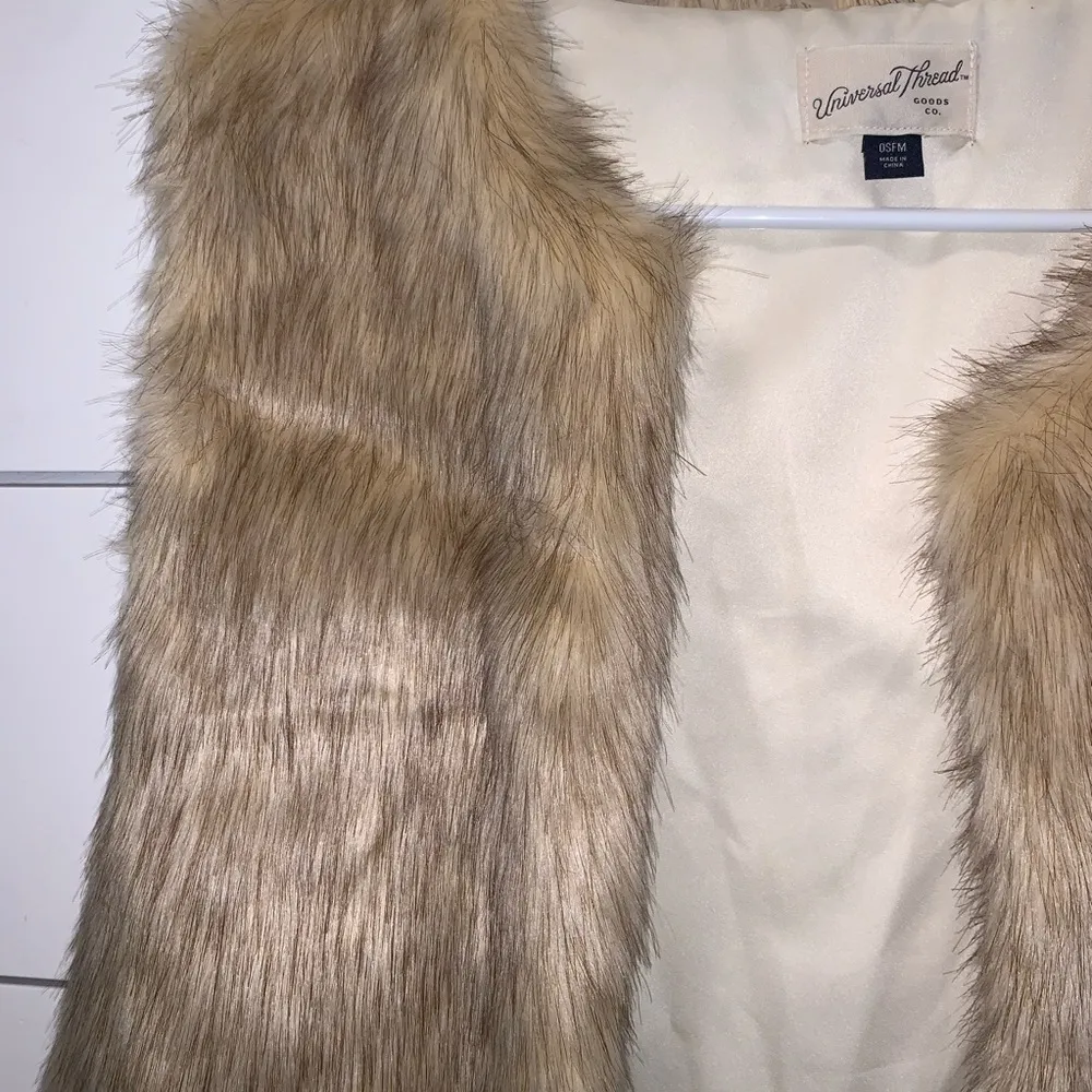 Universal Thread Faux Fur Mob Wife Vest - Image 4