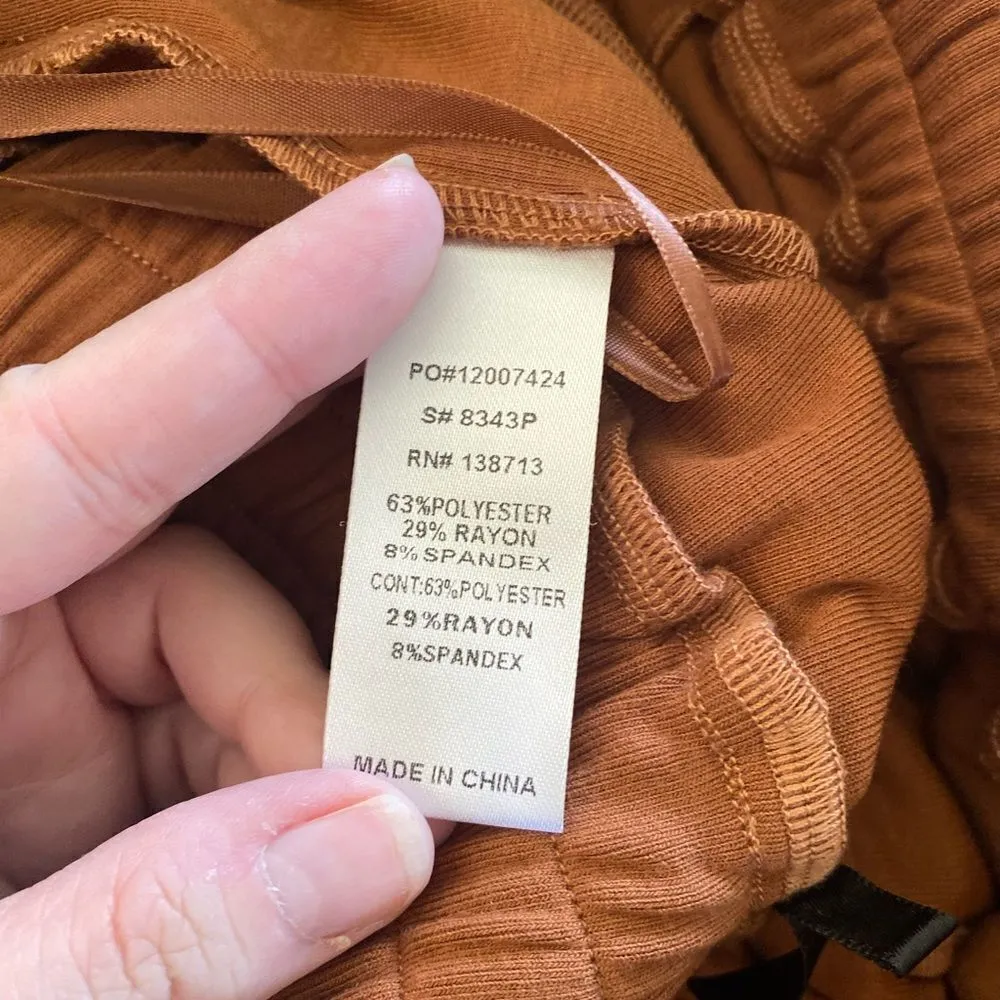 Doe & Rae rust drawstring joggers with pockets size small - Image 3