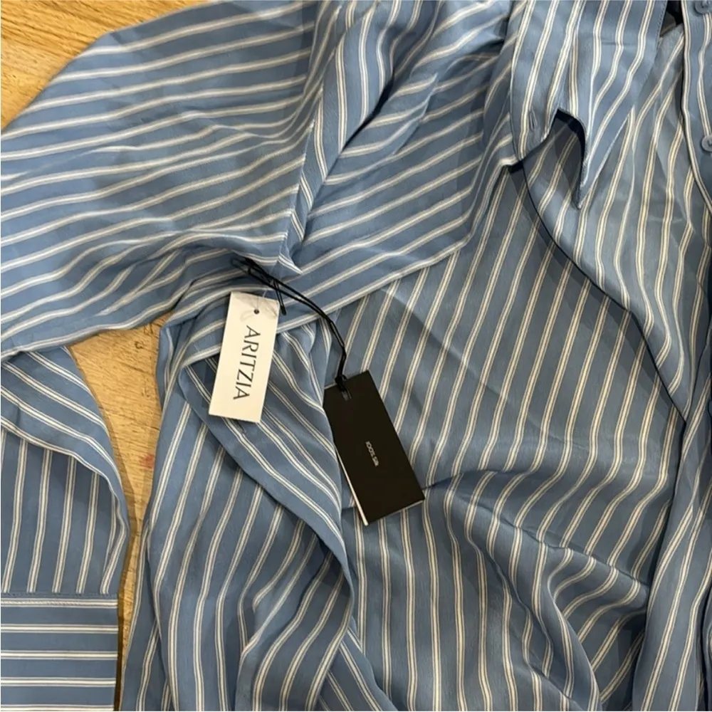 Aritzia Babaton 100% silk blue stripe blouse NEW - Image 11
