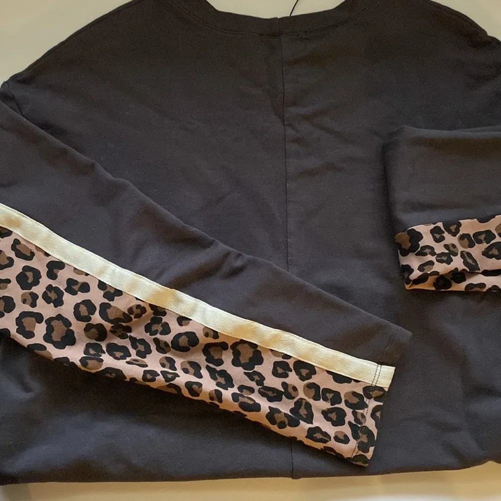NWOT Monrow maternity leopard print long sleeve tunic sweatshirt, size medium - Image 7
