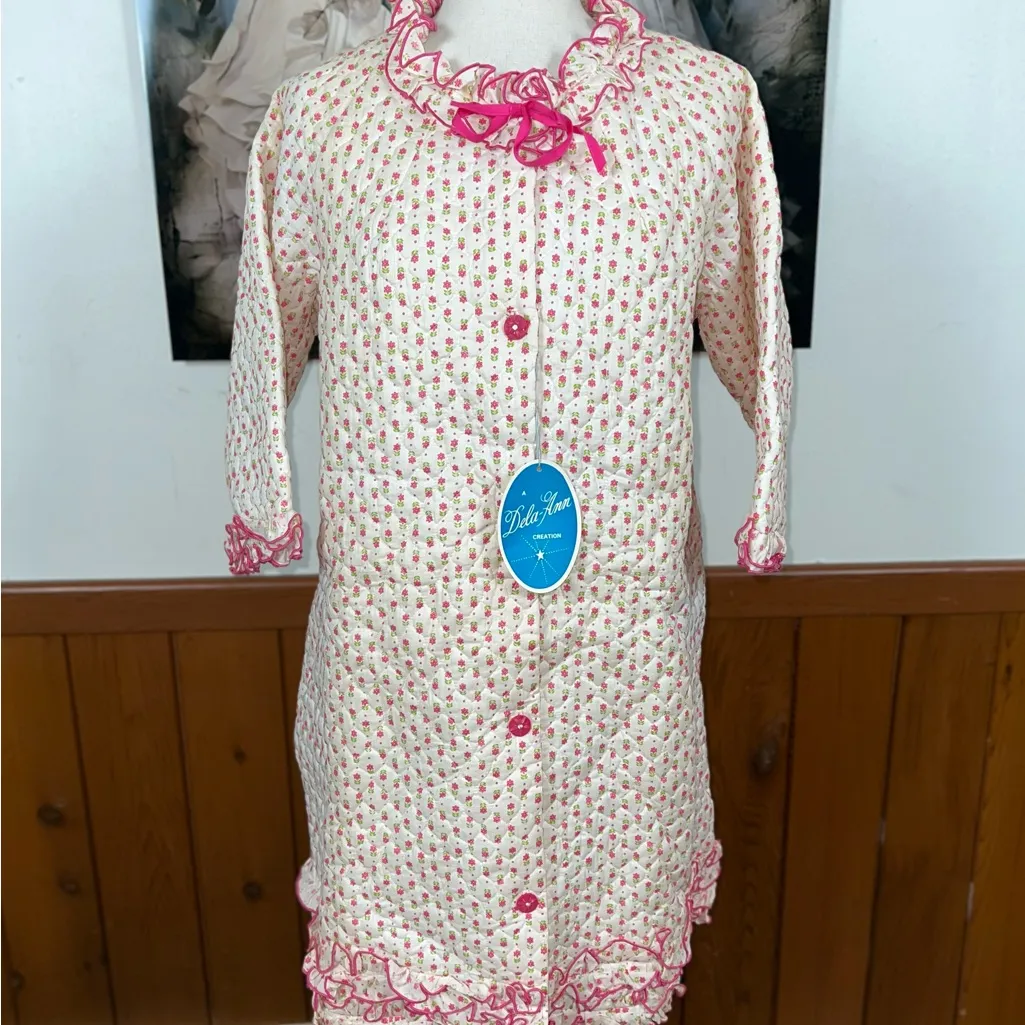 Darling *New* Vintage 1960s/70s Dela Ann Creations Ruffled Quilted Robe! Pink Size M - Image 4