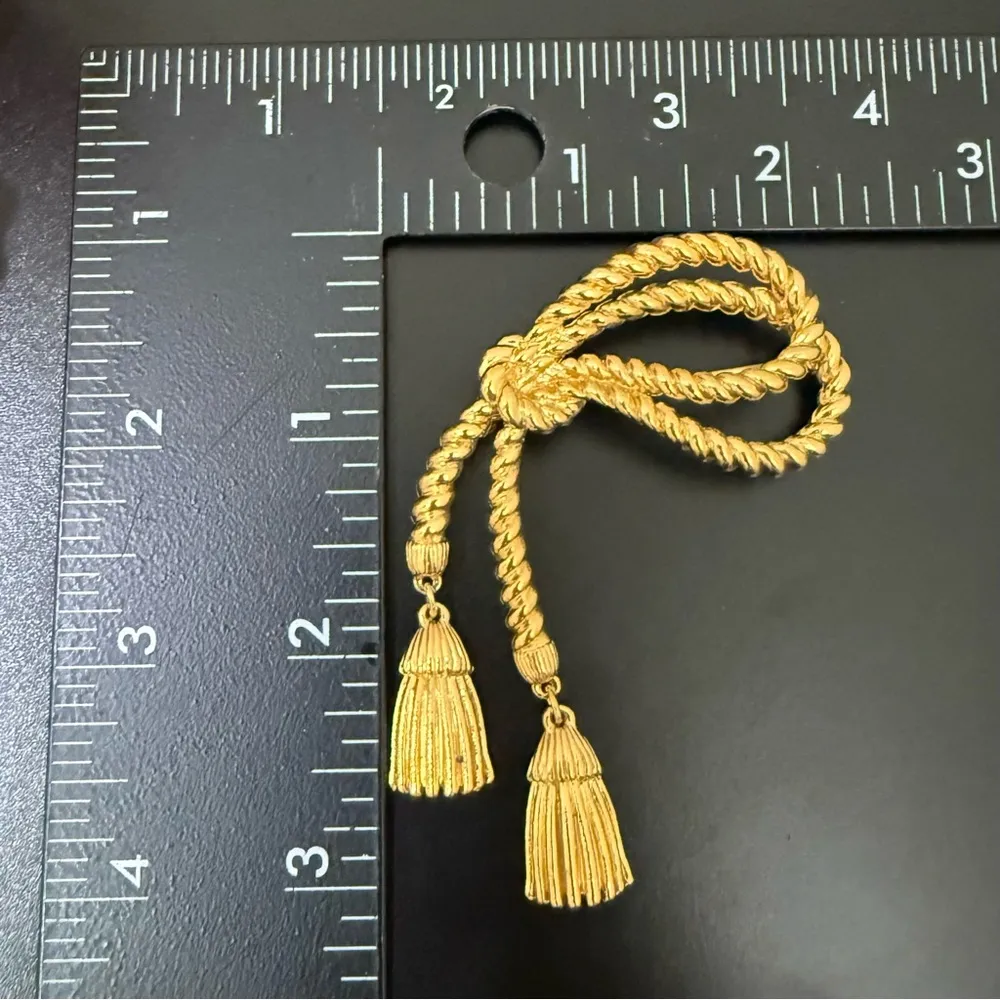 Vintage 80’s AVON Decorative Tassel Gold Tone Rope Tassel Dangle Brooch 20g. - Image 9