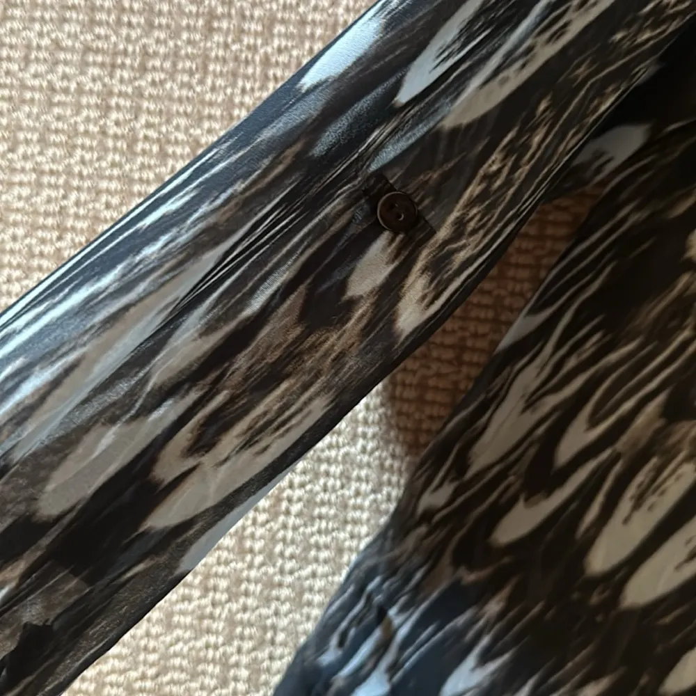 Miracle body large l tunic sheer lace in back with button to create flow hot - Image 6