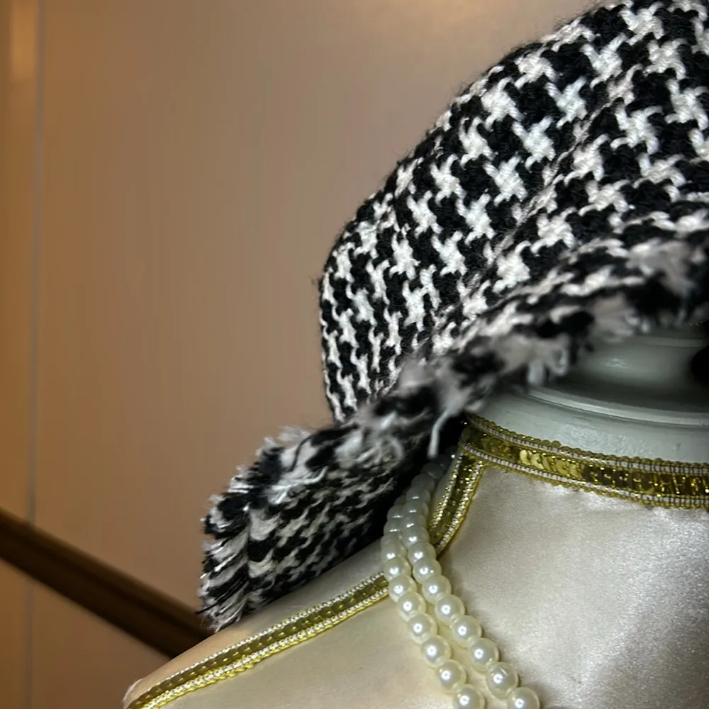 Liz Claiborne Black & White Winter Bucket Hat. - Image 4