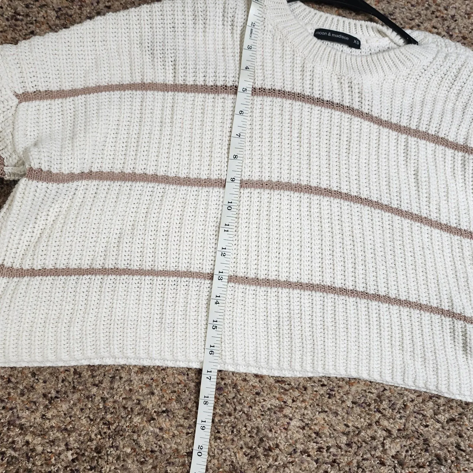 Moon & Madison Cropped Knit Pullover Sweater Size XS White Beige Oversize Brown - Image 9