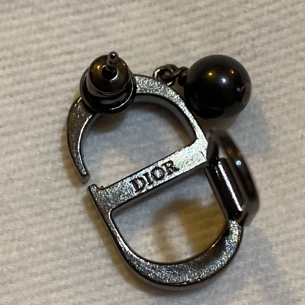 Dior 30 MONTAIGNE EARRING Ruthenium-Finish Metal with Gray Resin Pearl - Image 5