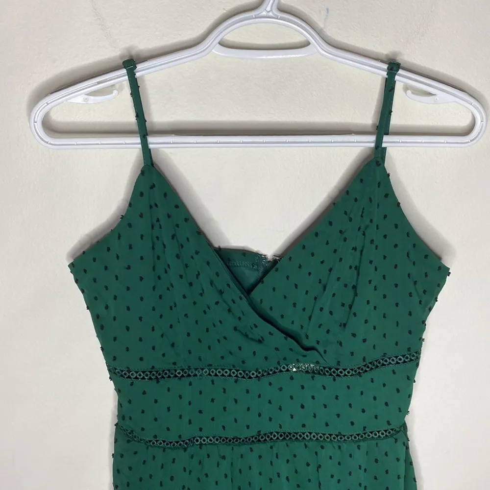 Francesca’s Mi Ami Hunter Green Clip dot tiered ruffled dress size M - Image 4