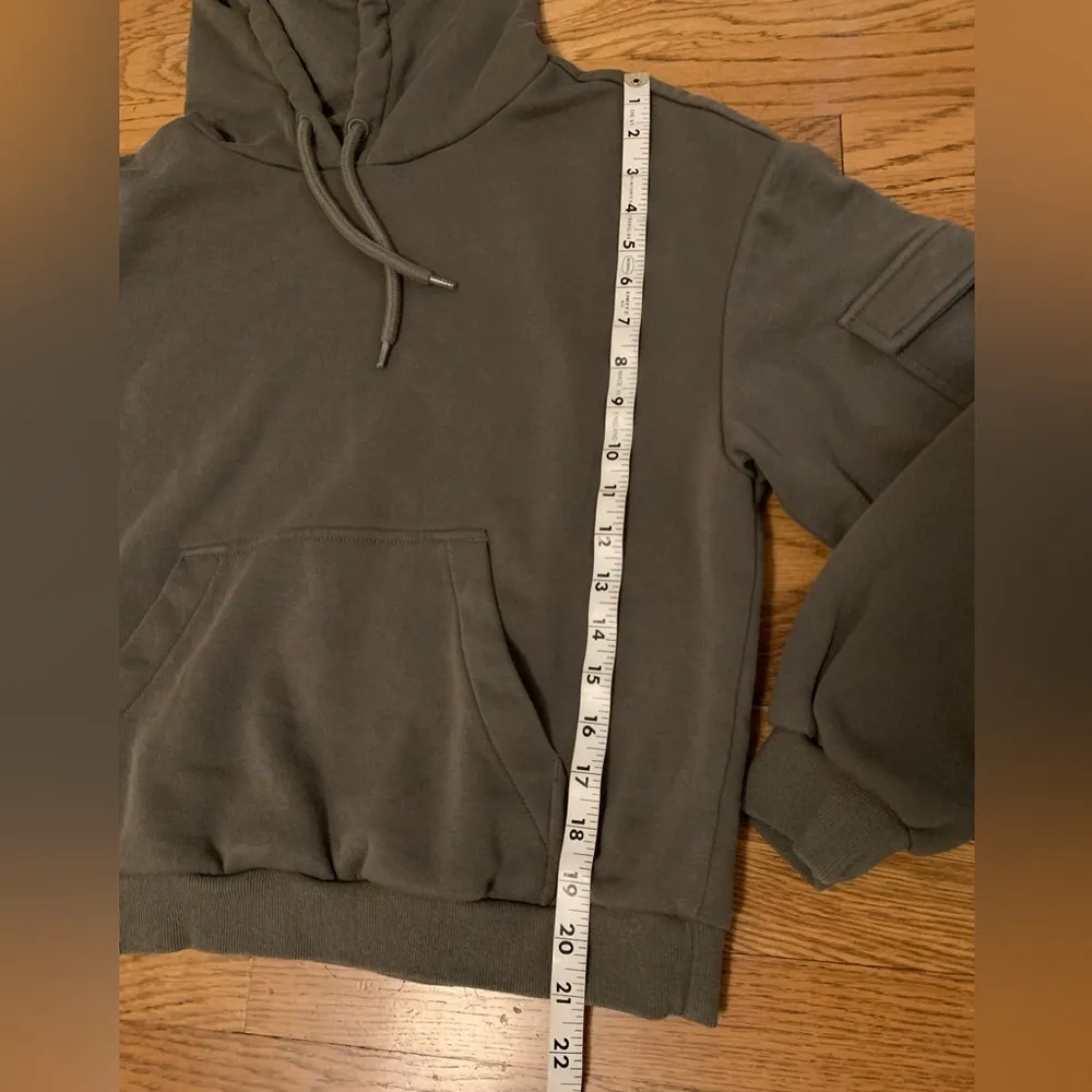 H&M olive green hoodie with pockets on the sleeves size S - Image 8