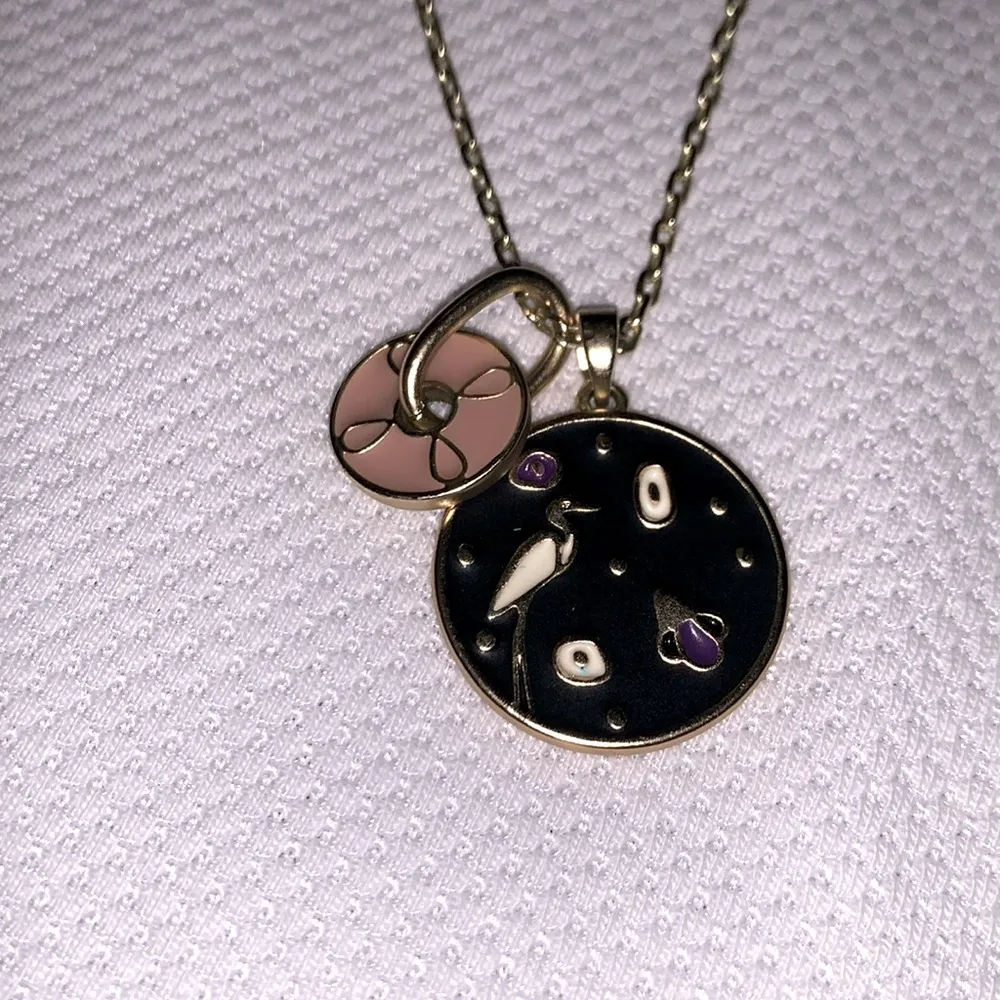 Lucky Brand Boho Indie Matte Enamel Stork and Fly Pendant Necklace Disc Charm - Image 2