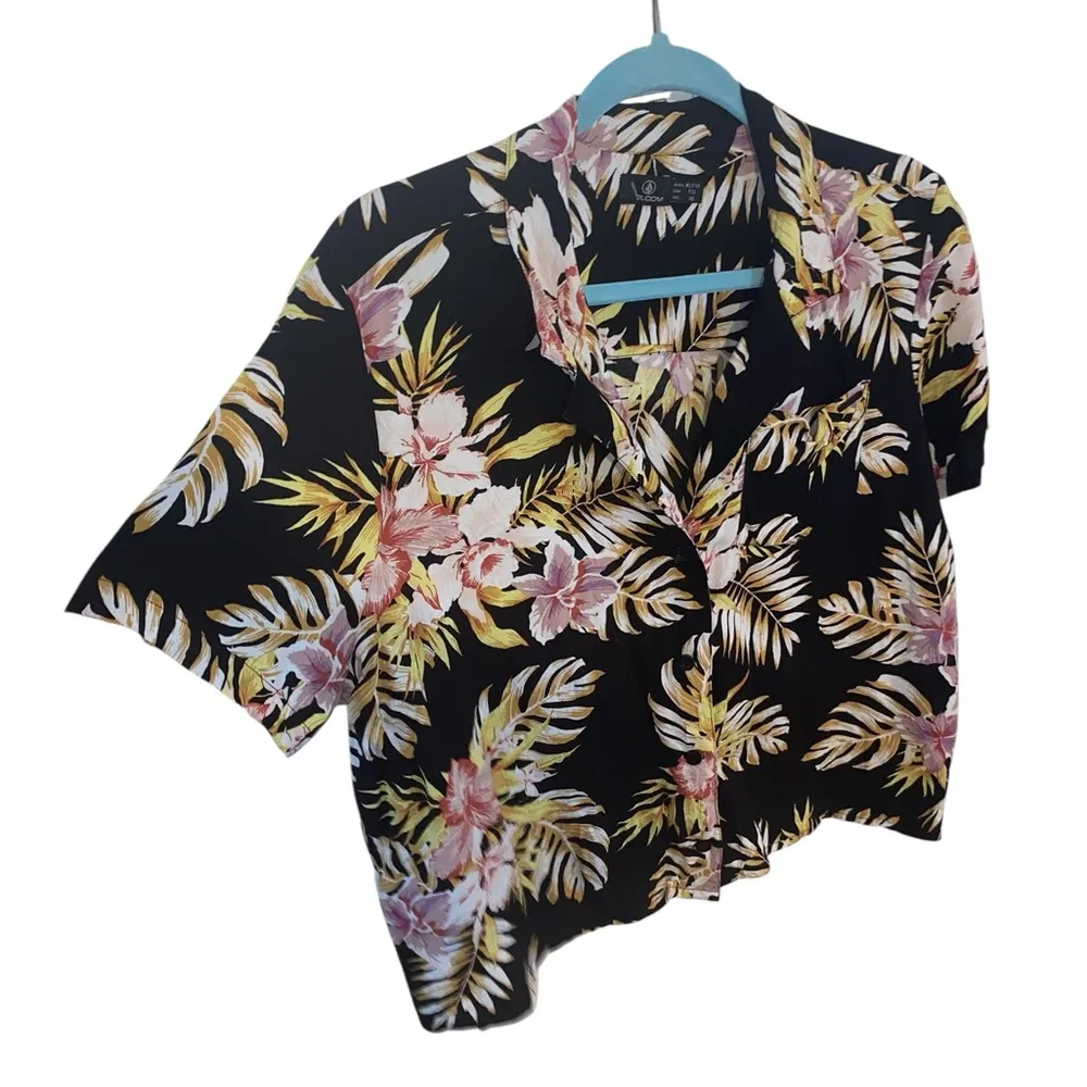 Volcom Gen wow Tropical Floral Black Button-Up Women's Top Hawaiian shirt resort - Image 3