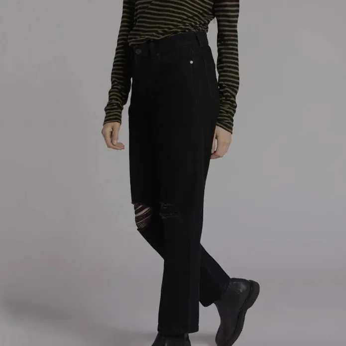 Current Elliott NWT Black Boyfriend Original Fit Ripped Knee Jeans Size 28 - Image 4