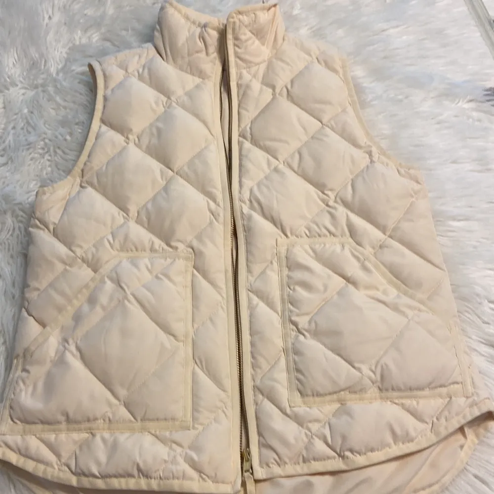 J.Crew Puffer Vest size S BNWOT length 25” bust 36” color cream - Image 10