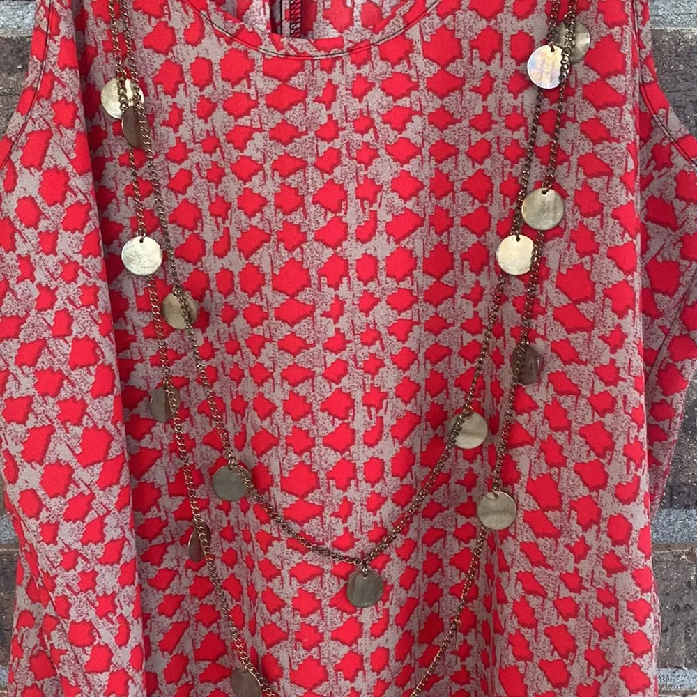 Sleeveless tank by a buyer has attached gold brushed necklace - Image 3