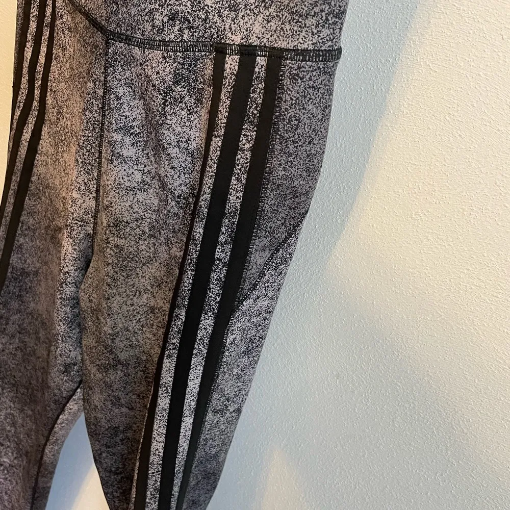 Adidas Women’s Gray Workout Leggings Size Medium - Image 4