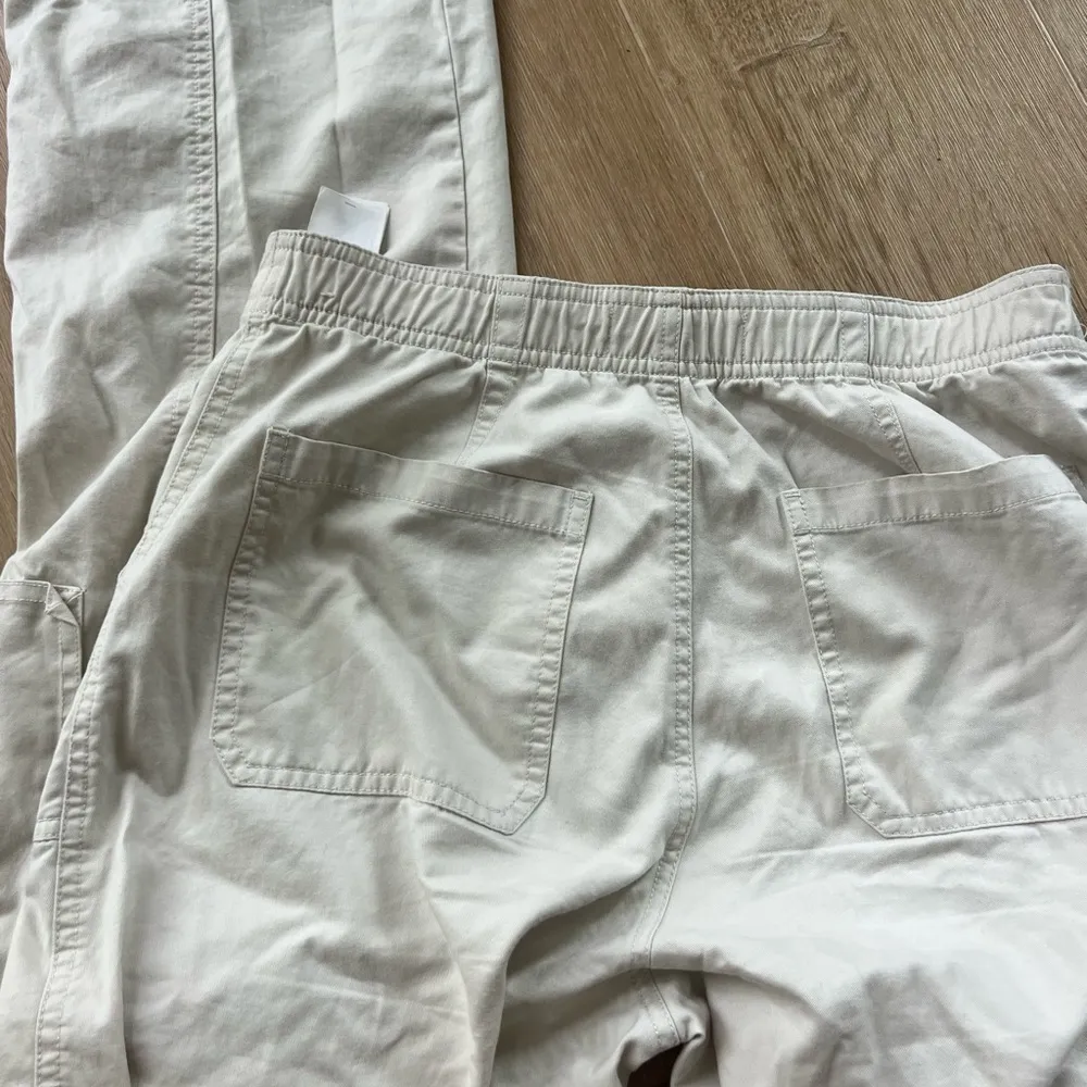 Abercrombie & Fitch women’s Tan Cargo Pants - Image 4