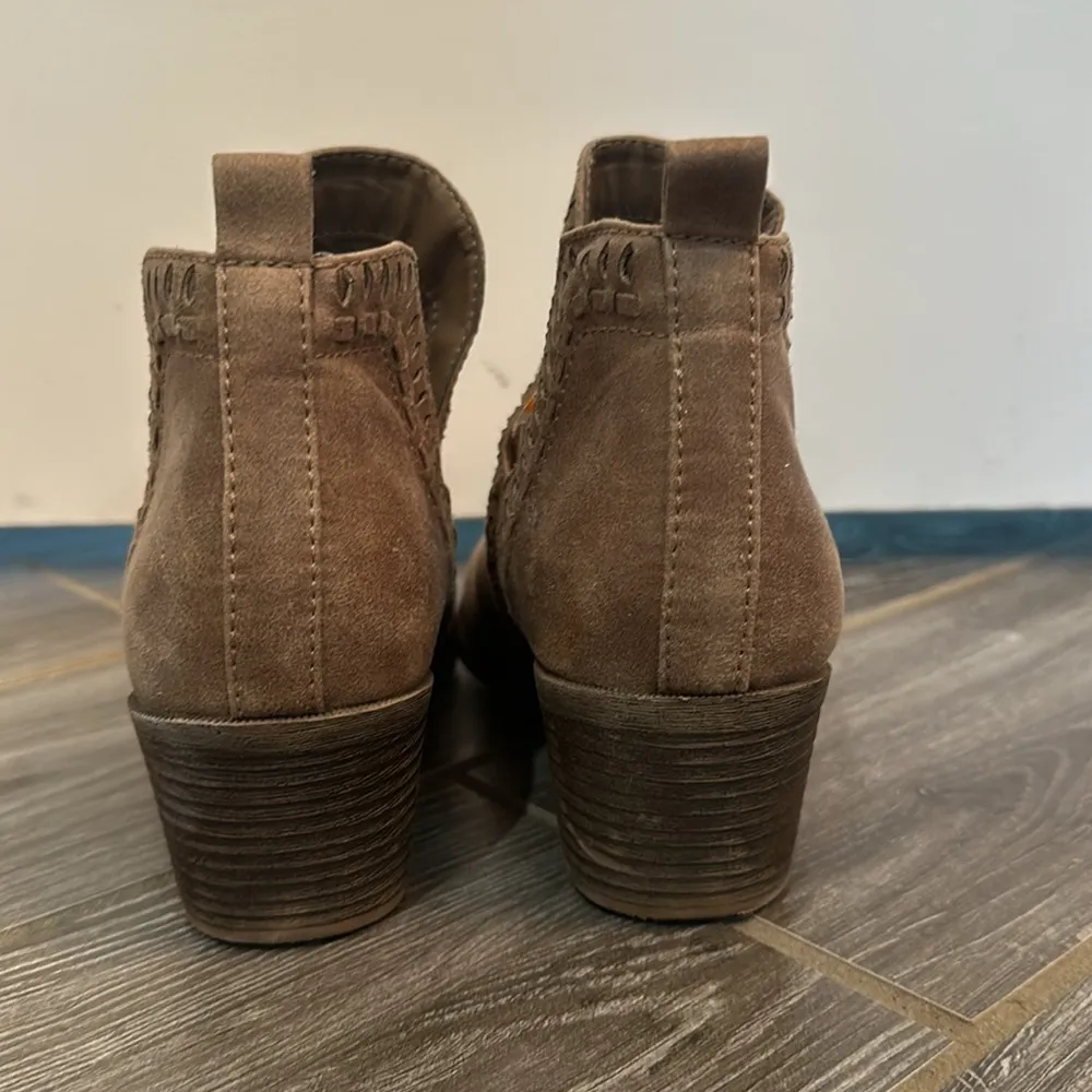 Rock & Candy by Zigi Marley suede tan ankle boots women’s 6.5 - Image 4