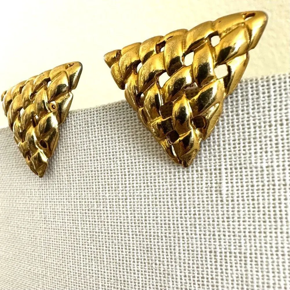 Gold tone vintage triangle basket weave clip on earrings - Image 8