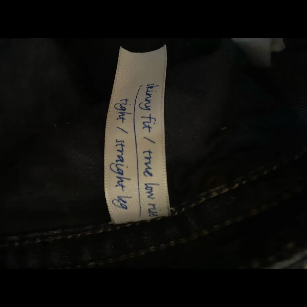 Hudson skinny fit low rise straight leg size 27 flap back pocket jeans. - Image 5