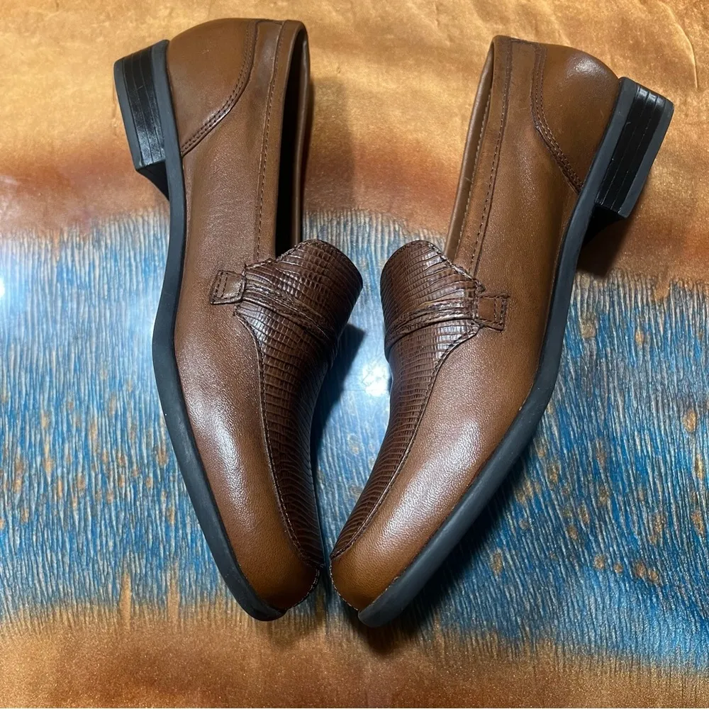 Naturalizer Brown Leather Loafers slip ons size 6.5 gold embellished Made Brazil - Image 4