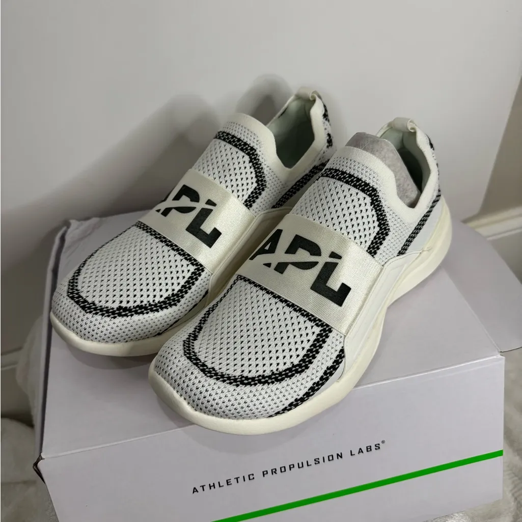 APL Women's Techloom Bliss in Ivory and Dark Army olive green 8 - Image 5